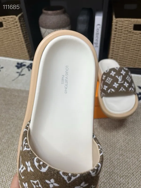 P320💰[New model] Long-term availability, 2025 new model, couple model [LOUlS VUlTTON] comes with drawer box, bag, card, invoice "Louis Vuitton ~ unique modern sandals. 》LV counter purchasing 🏃Men's and women's casual slippers, sold at the same time at the counter, the original old flower material upper is soft and comfortable, (refuses to discolor and rub the feet) sole: original factory special combination original sole, code number: 35--46 4 multiple colors 🉑️ to choose from